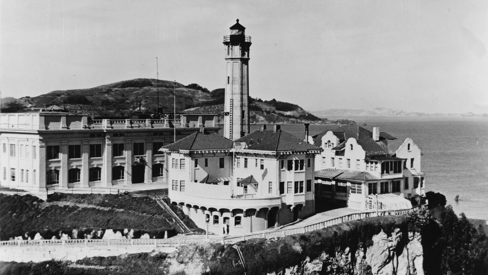 Historical_Alcatraz_photo_view_of_lighthouse_wardens_house_and_cellhouse_1600_x_900_px